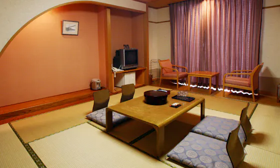 ห้องสไตล์ญี่ปุ่น 10 เสื่อ ทาทามิ สูบบุหรี่ได้ (พร้อมห้องน้ำ) + มีระเบียงกว้าง