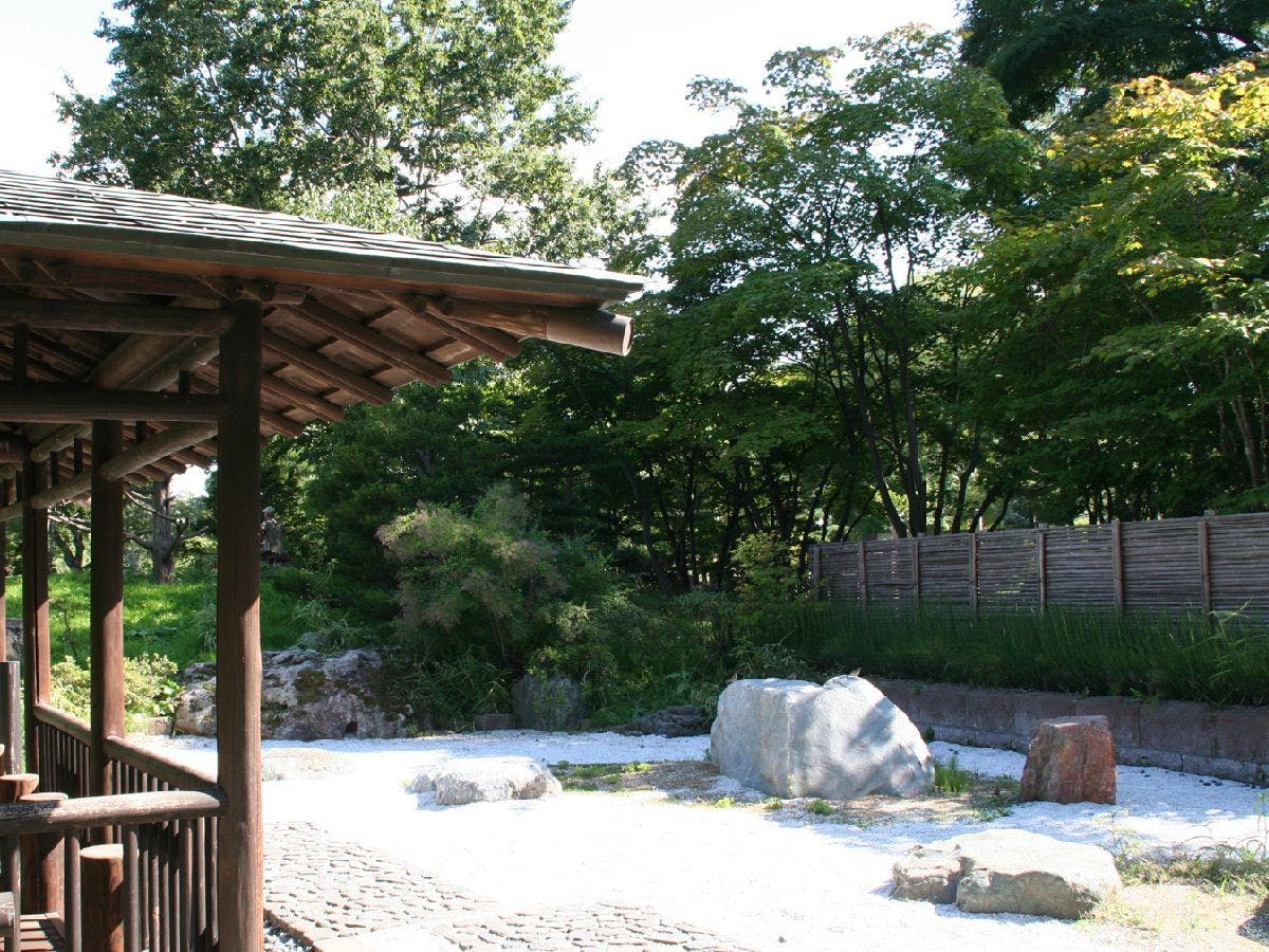 สวนญี่ปุ่นในสวนสาธารณะนากาจิมะที่สามารถเพลิดเพลินกับสี่ฤดูกาล