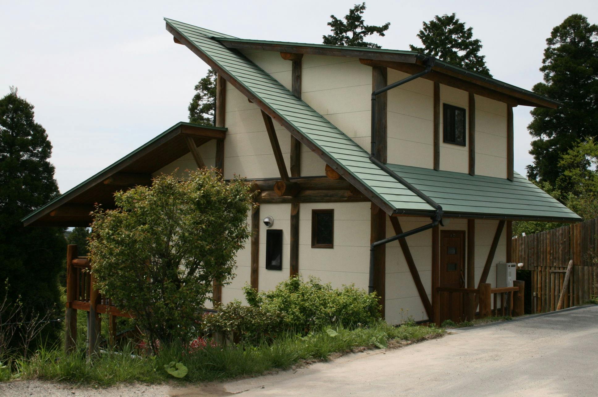 ลักษณะภายนอกของกระท่อมสำหรับ 6 คน