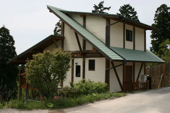 ลักษณะภายนอกของกระท่อมสำหรับ 6 คน