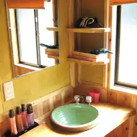 พื้นที่อ่างล้างหน้าในกระท่อมสำหรับ 2 ท่าน