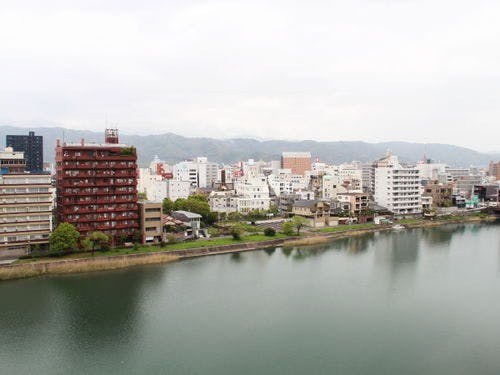 川側｜和室/坂本竜馬が泳いだ「鏡川」眺望