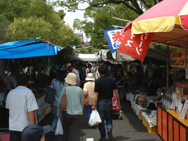 당관에서 일요시장까지 도보로 약 15분 소요됩니다.