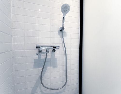 ４F洋室は、動画配信サイト対応テレビです