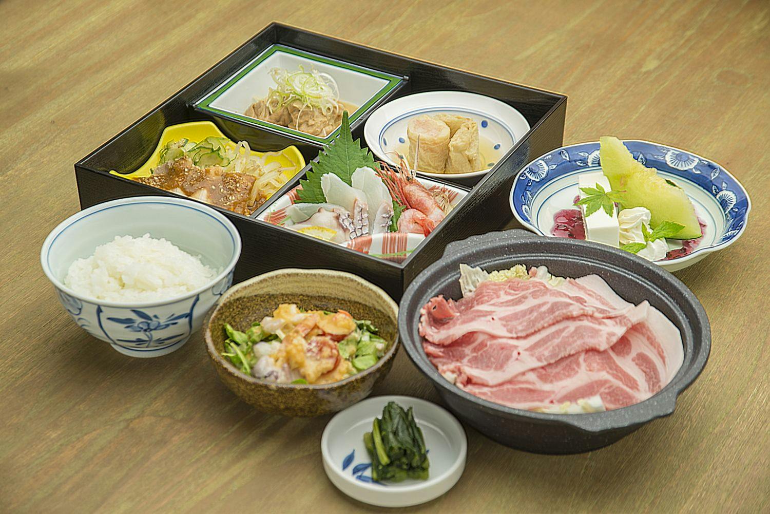 晚餐於「永田屋松花堂」，提供上州麻糬豬鍋等。