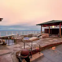 อ่างอาบน้ำกลางแจ้งยามเย็นเพื่อผ่อนคลายความเหนื่อยล้าจากการเดินทาง