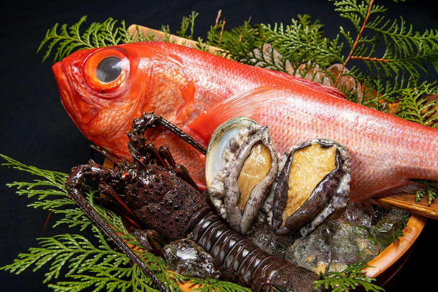 이즈의 산과 바다의 진미를 중심으로 한 가이세키 요리를 준비합니다.