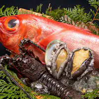 이즈의 산과 바다의 진미를 중심으로 한 가이세키 요리를 준비합니다.