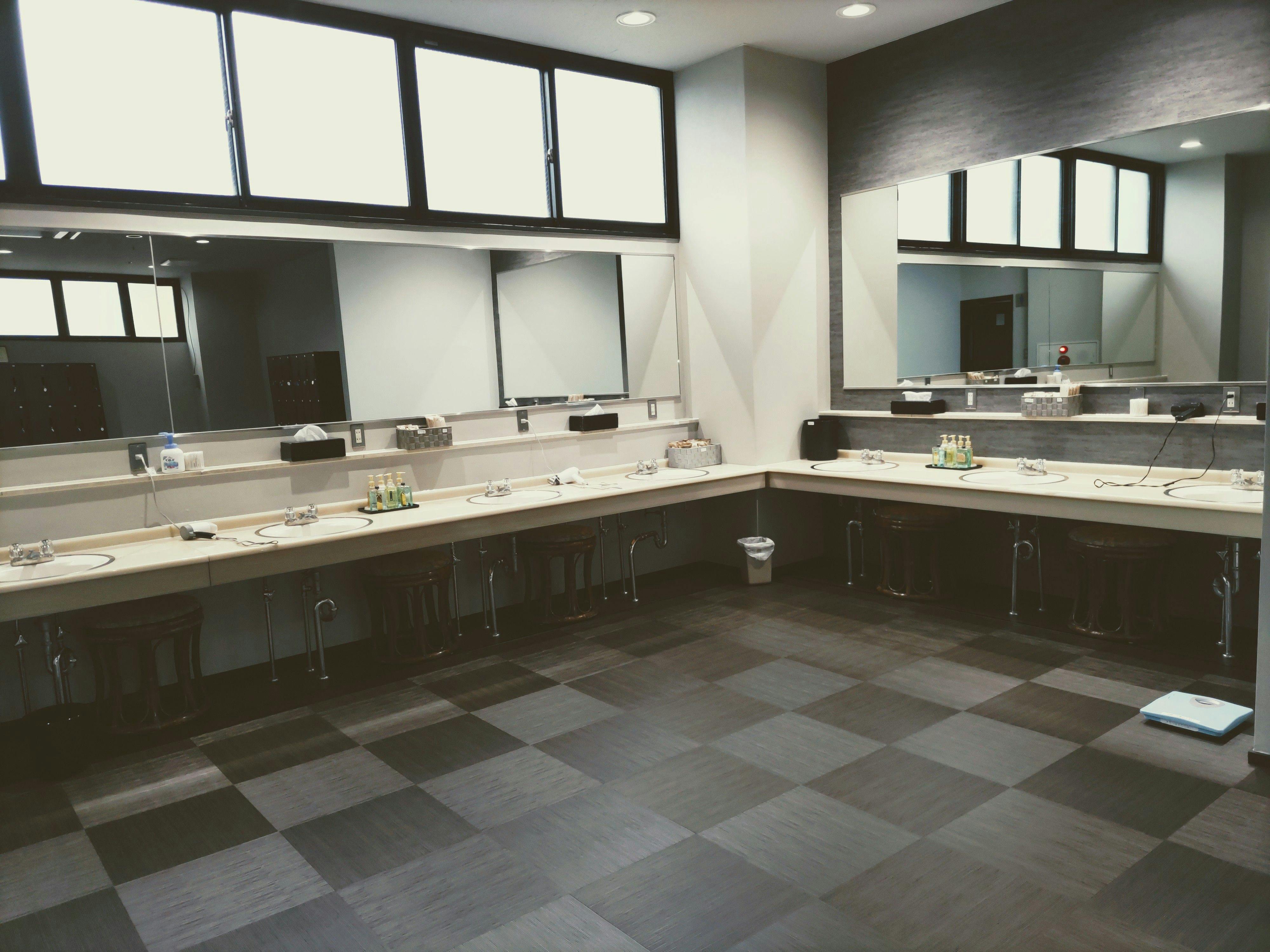 เป็นห้องเปลี่ยนเสื้อผ้าสำหรับผู้ชายที่เงียบสงบ