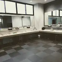 เป็นห้องเปลี่ยนเสื้อผ้าสำหรับผู้ชายที่เงียบสงบ