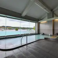 Anda dapat menikmati pemandian dengan pemandangan indah Danau Kitagata.