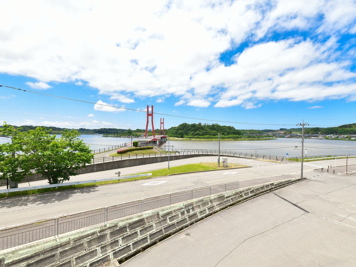 ● Pemandangan danau. Tersedia sekitar 60 tempat parkir.