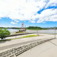 ● Pemandangan danau. Tersedia sekitar 60 tempat parkir.