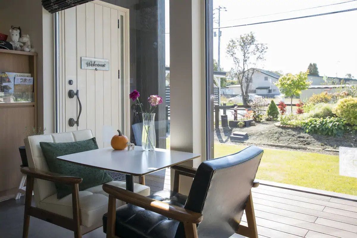 จากล็อบบี้ คุณสามารถมองเห็นสวนเล็ก ๆ ได้