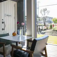 จากล็อบบี้ คุณสามารถมองเห็นสวนเล็ก ๆ ได้