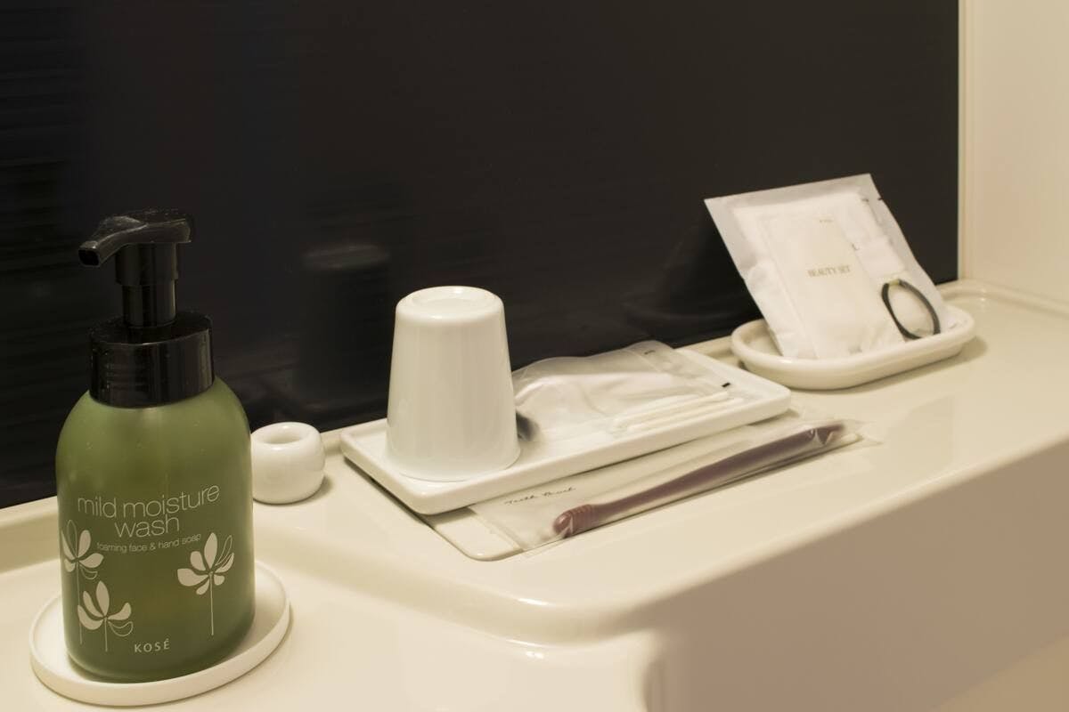 มีแปรงสีฟัน มีดโกน และสิ่งอำนวยความสะดวกต่าง ๆ