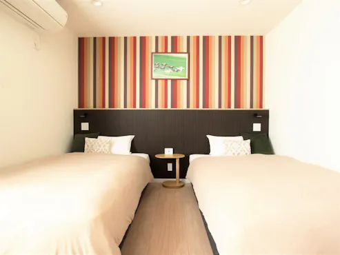 มีห้องพักแบบเตียงคู่ 2 ห้อง.