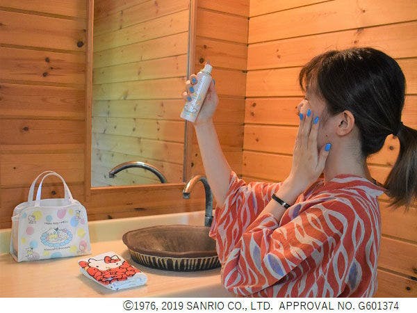 使用100%無添加溫泉化妝水噴霧提升美肌力。