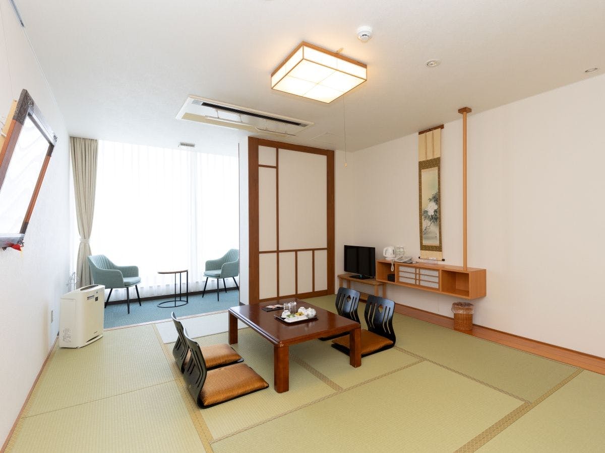 *【Lakeside Japanese-Style Room (Example)】