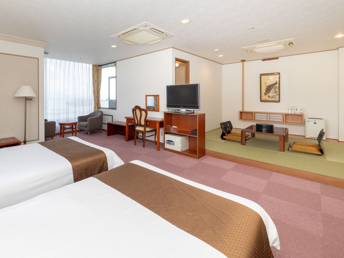 *Lake-Side Family Japanese-Western Room with Panoramic Tsubo Bath*