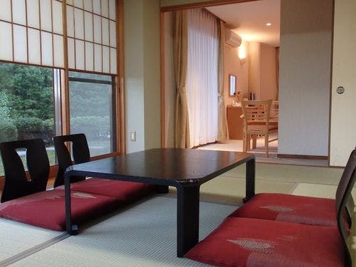 和洋室　TVまわり　（洋室側）