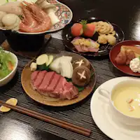 รวมอาหารทะเล! อาหารค่ำเนื้อโอมิย่างบนจานเซรามิก