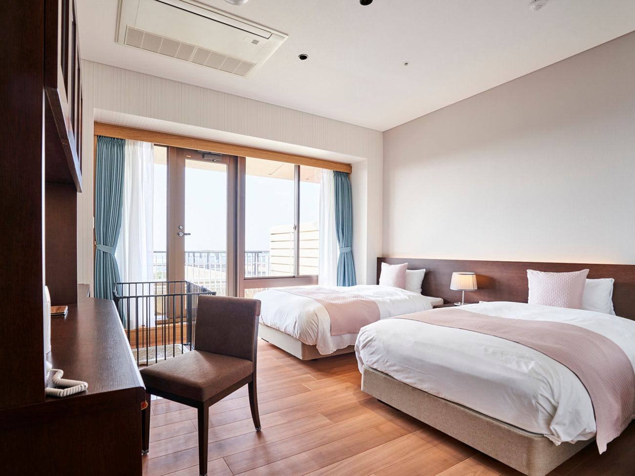 Bilik Superior Twin dengan pemandangan Tasik Tokiwa.