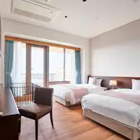 Bilik Superior Twin dengan pemandangan Tasik Tokiwa.