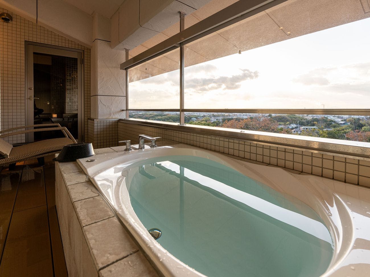 Bilik 301 'Zen' dengan teres dan tab mandi separa terbuka