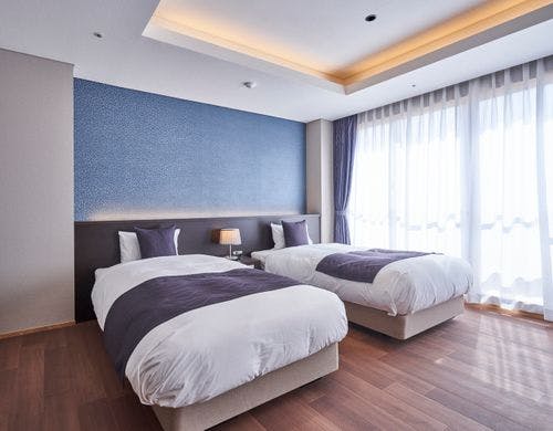 広々とした室内、デラックスツインルーム。