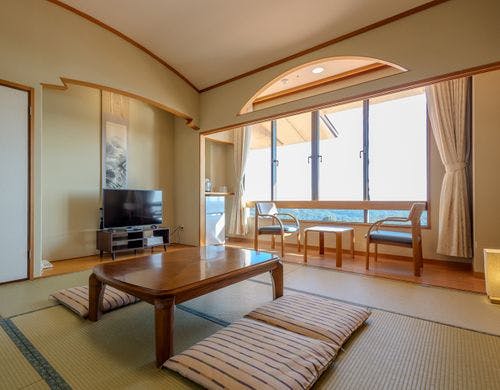 【本館】和室8畳　窓を背