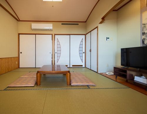 【本館】和室8畳　窓側向き2