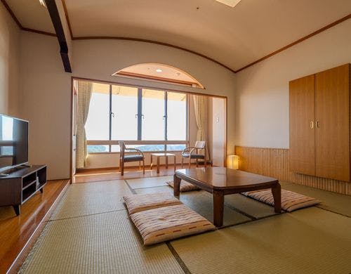 【本館】和室10畳　窓を背