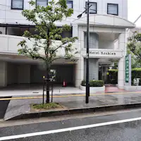 ทางเข้าโรงแรมและที่จอดรถ