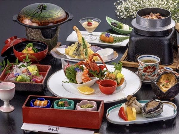 Live abalone grilled to perfection and Ise lobster served as a salad