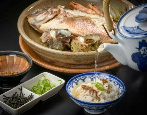 宝楽焼きの〆に鯛茶漬け