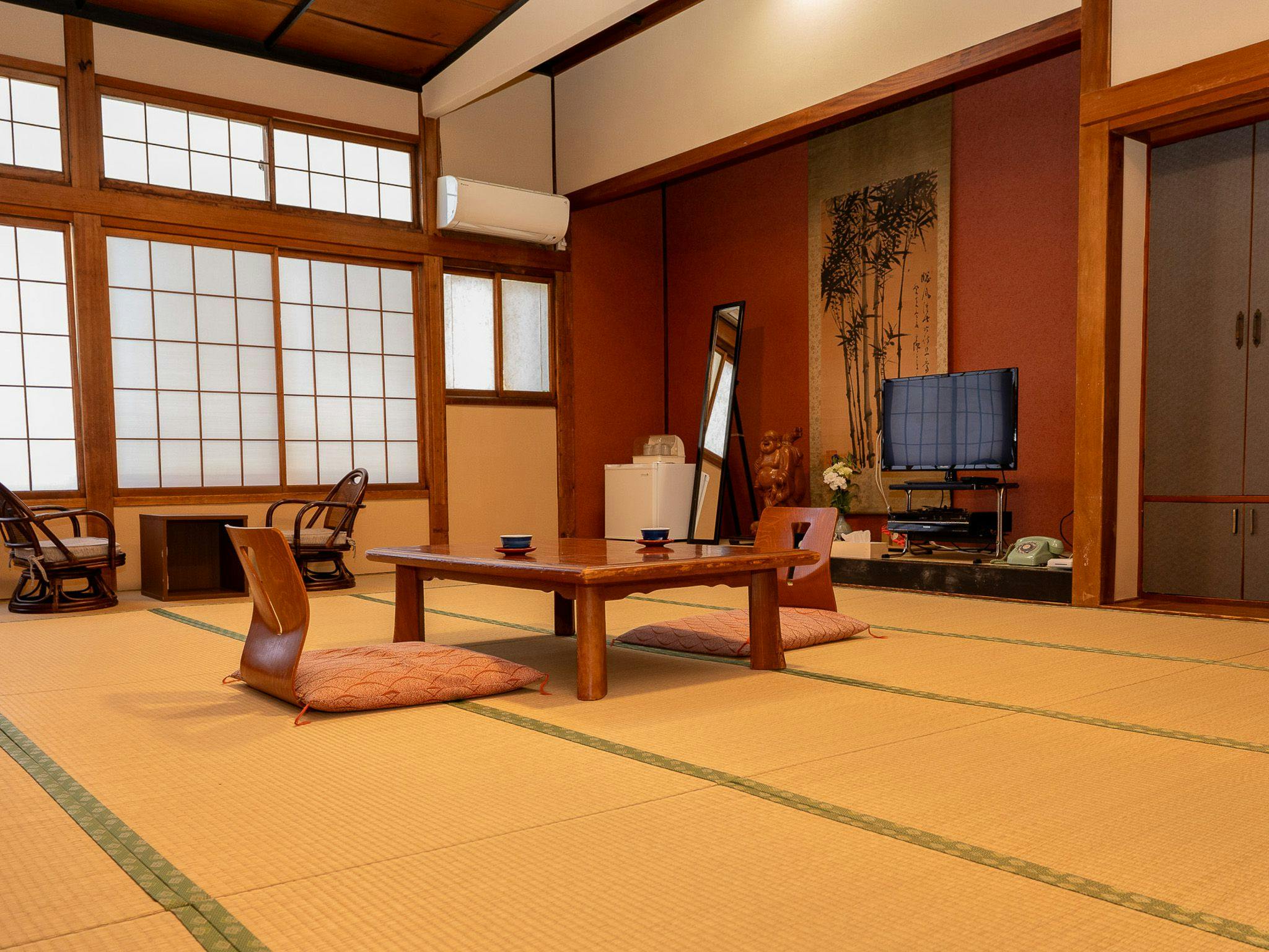 Relaxing In-Room Dining and Free-Flowing Hot Springs Inn Yudanaka Onsen Yasushirokan