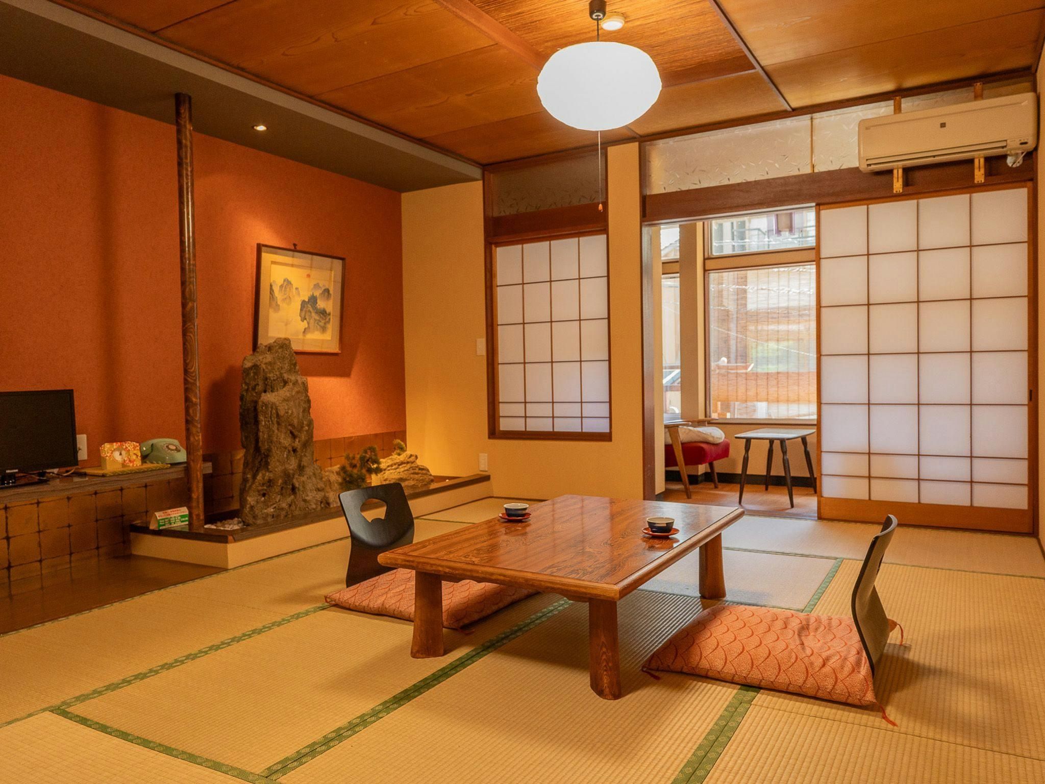 Relaxing In-Room Dining and Free-Flowing Hot Springs Inn Yudanaka Onsen Yasushirokan