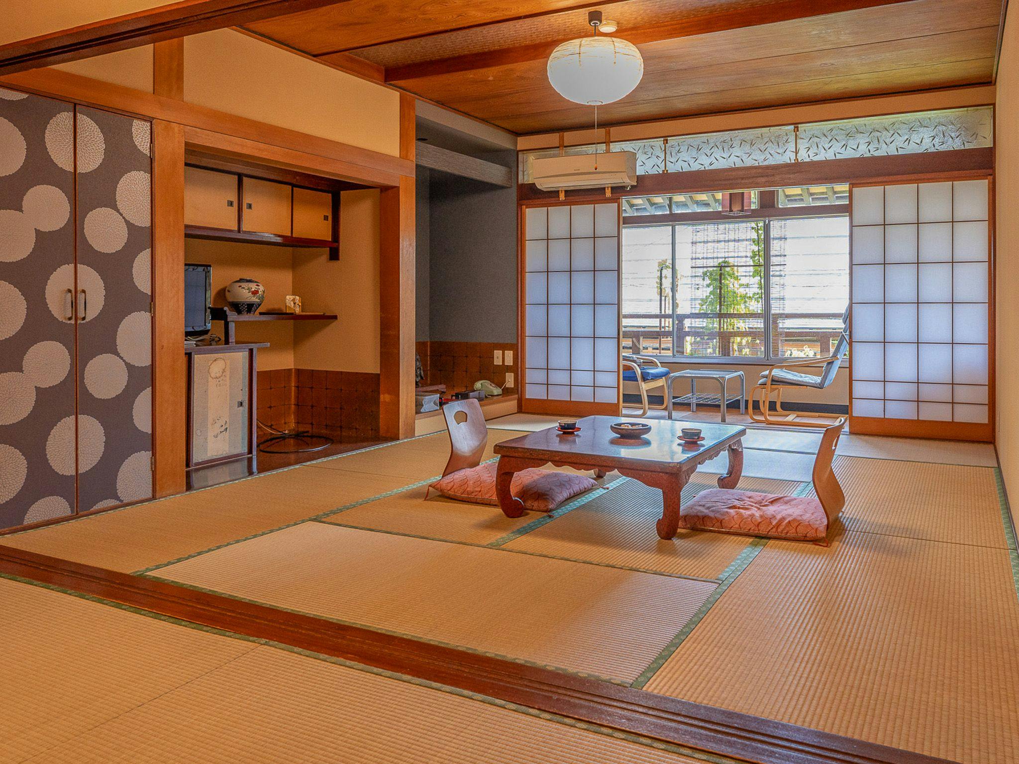 Relaxing In-Room Dining and Free-Flowing Hot Springs Inn Yudanaka Onsen Yasushirokan