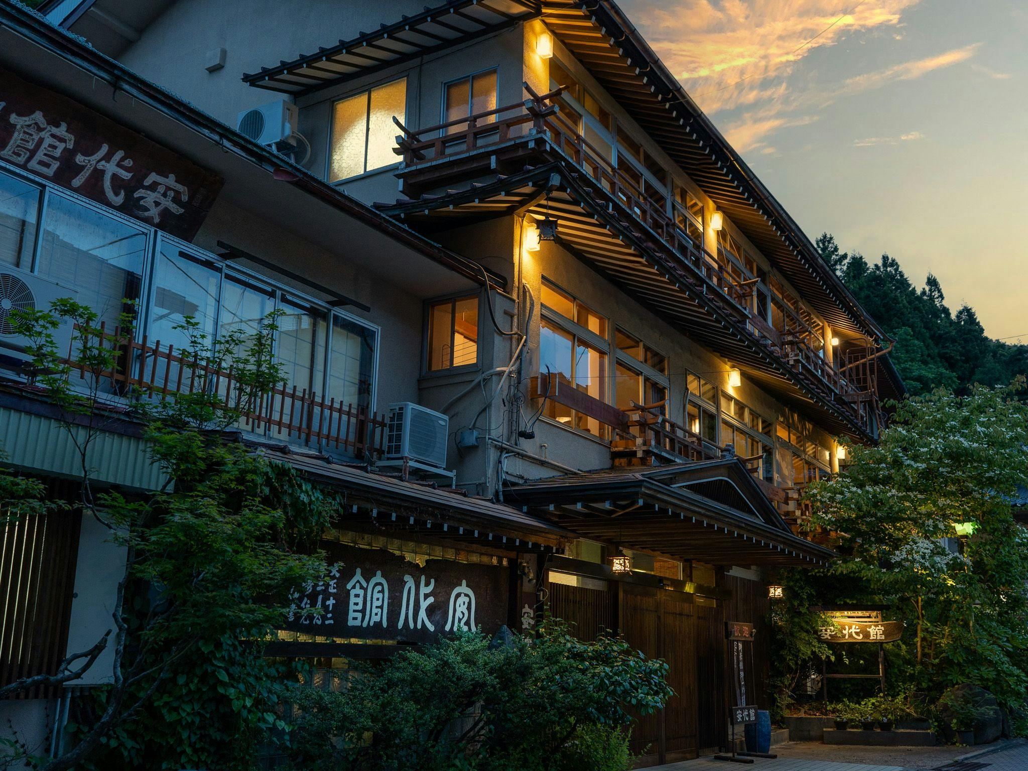 Relaxing In-Room Dining and Free-Flowing Hot Springs Inn Yudanaka Onsen Yasushirokan