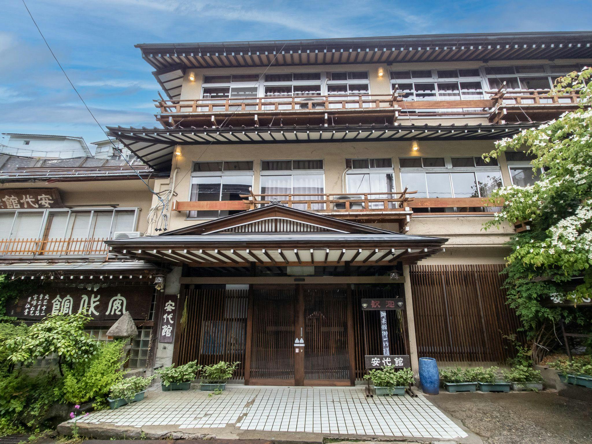 Relaxing In-Room Dining and Free-Flowing Hot Springs Inn Yudanaka Onsen Yasushirokan