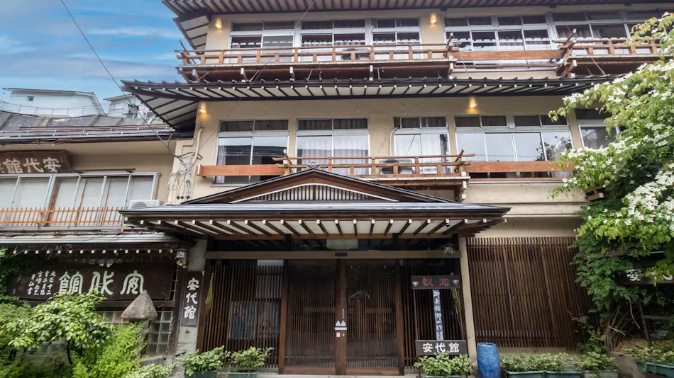 Relaxing In-Room Dining and Free-Flowing Hot Springs Inn Yudanaka Onsen Yasushirokan