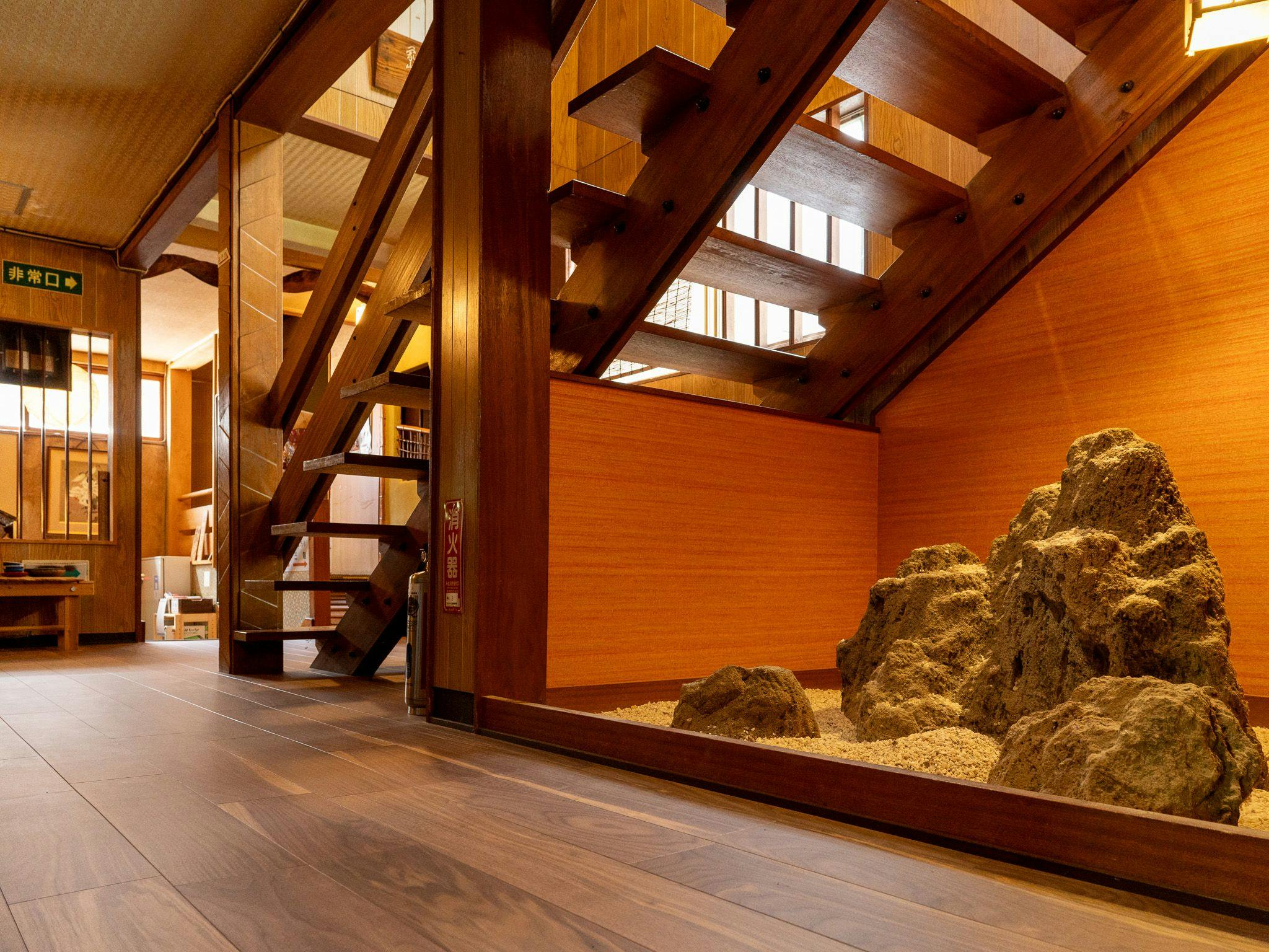 Relaxing In-Room Dining and Free-Flowing Hot Springs Inn Yudanaka Onsen Yasushirokan