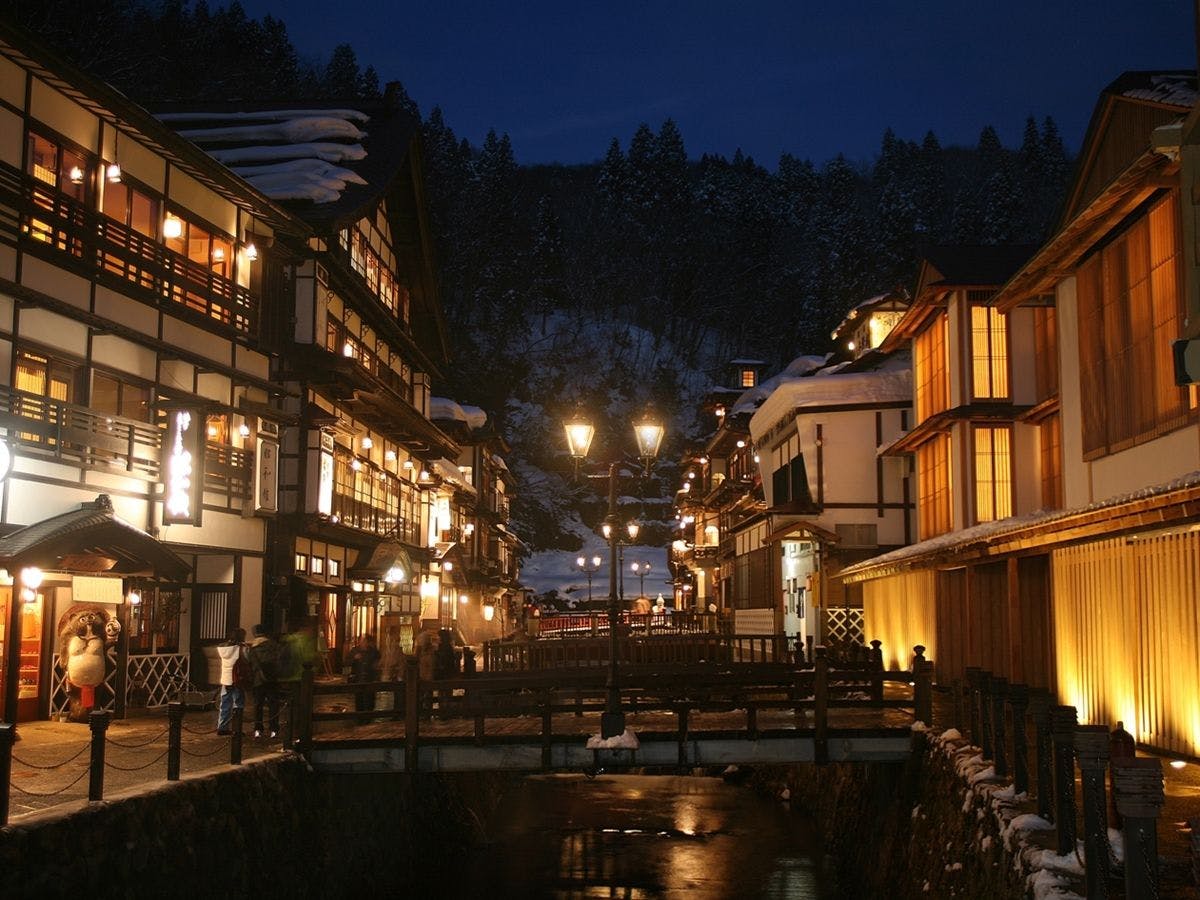*겨울의 긴잔 온천／다이쇼 로망이 넘치는 거리 풍경.