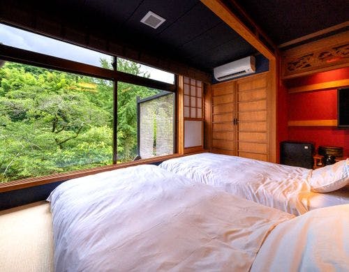 赤を基調としたモダンな部屋です