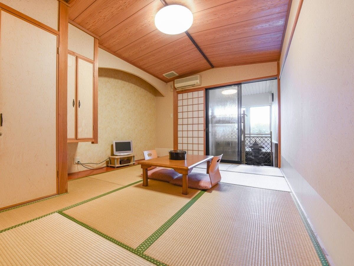 *ห้องพัก (ตัวอย่าง) ห้องพักทุกห้องมีอ่างอาบน้ำกลางแจ้งแบบครึ่งหนึ่ง.