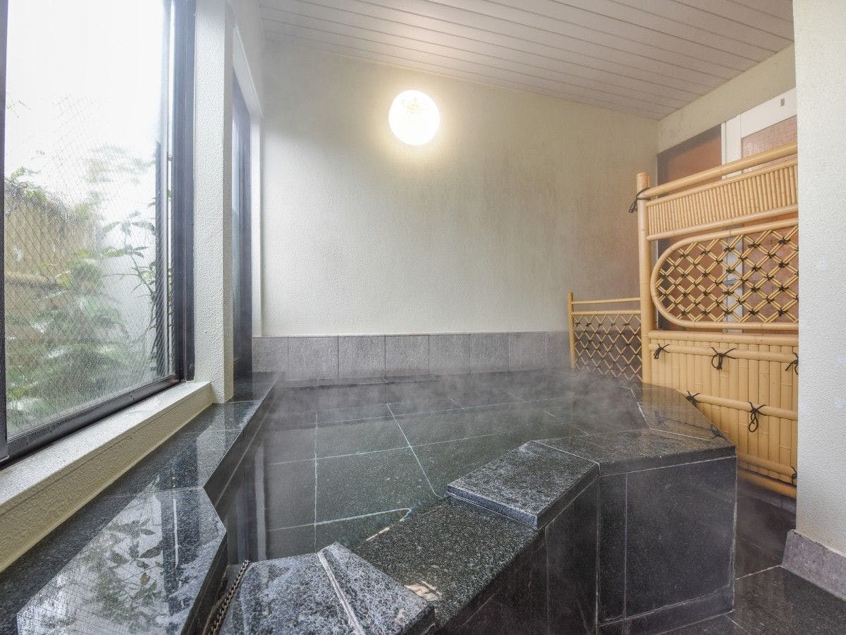 *อ่างอาบน้ำกึ่งกลางแจ้งในห้องพัก (ตัวอย่าง).