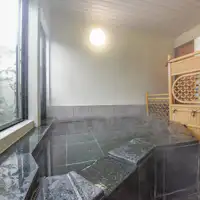 *อ่างอาบน้ำกึ่งกลางแจ้งในห้องพัก (ตัวอย่าง).