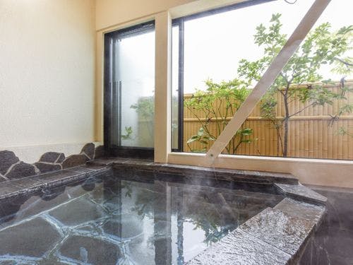 *客室の半露天風呂（一例）。