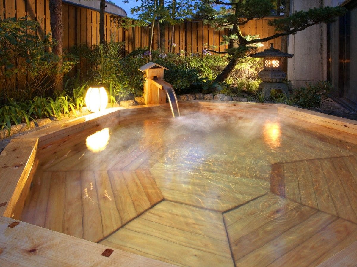 Pemandian terbuka yang terbuat dari kayu Hinoki.